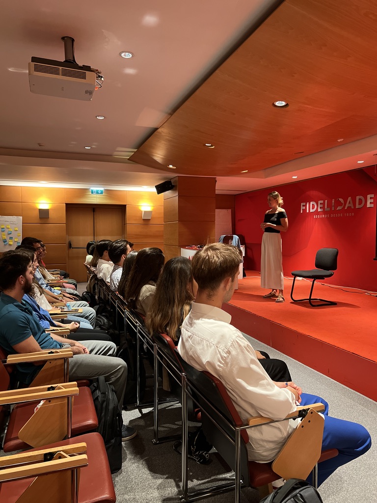 Isabel Maria Jeworski presenting a corporate somatic workshop to an audience at Fidelidade